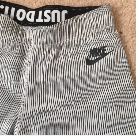 NWT Nike crops - Picture 2 of 3